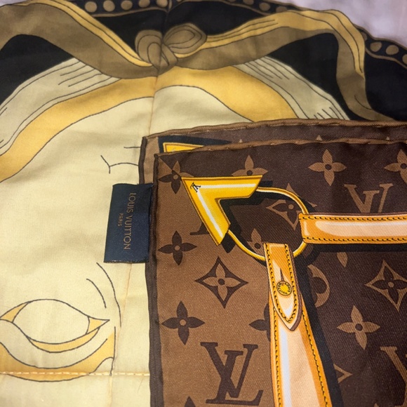 Louis Vuitton Silk Scarf RECEIPT INCLUDED - Picture 4 of 12